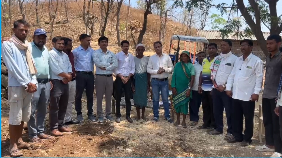 Fire in wheat pile at Umarpada in Shirpur taluka; Pawara Doctors and MADA team lent a helping hand to the farmer, averting the family's crisis.