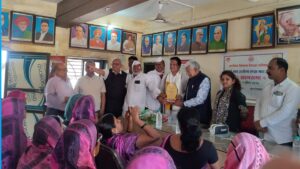 पुरस्कार समारोहाची फोटो (डॉ. हिरा पावरा + भामरेबापू).