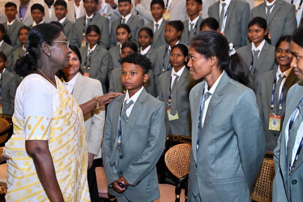 President Smt. Droupadi Murmu and students  jagtik adivasi din vishesh