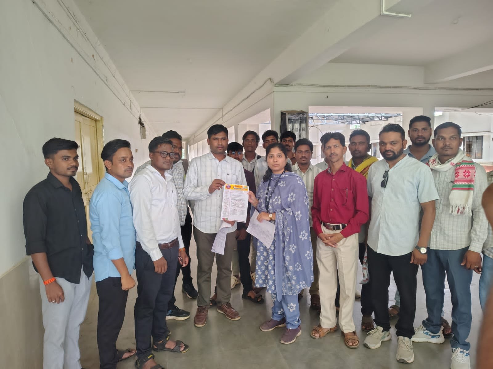 शिरपूर आदिवासी विद्यार्थ्यांच्या विविध मागण्यांसाठी शासनाला निवेदन
